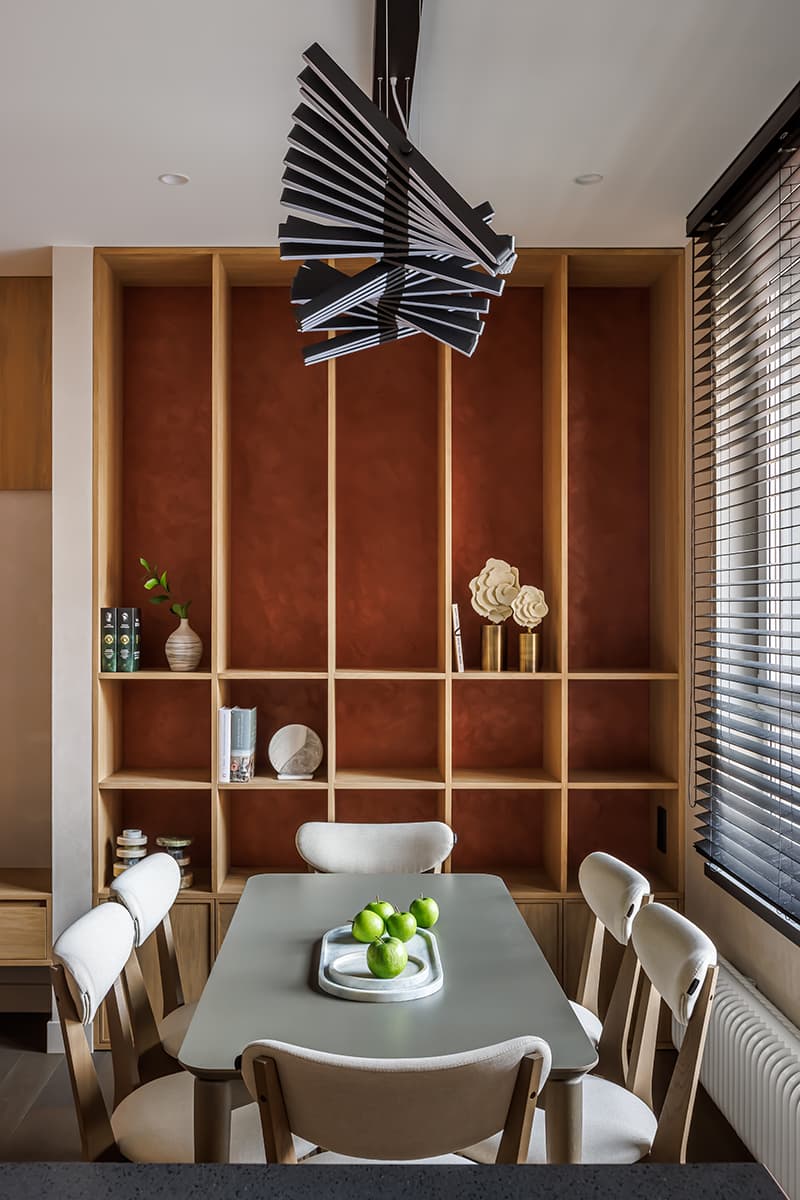 Зеркала, теплые оттенки и брутальные детали в интерьере для супругов с разными вкусами — проект студии «Вира-АртСтрой» и дизайнера Александры Лейнек