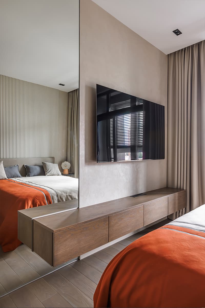 Зеркала, теплые оттенки и брутальные детали в интерьере для супругов с разными вкусами — проект студии «Вира-АртСтрой» и дизайнера Александры Лейнек