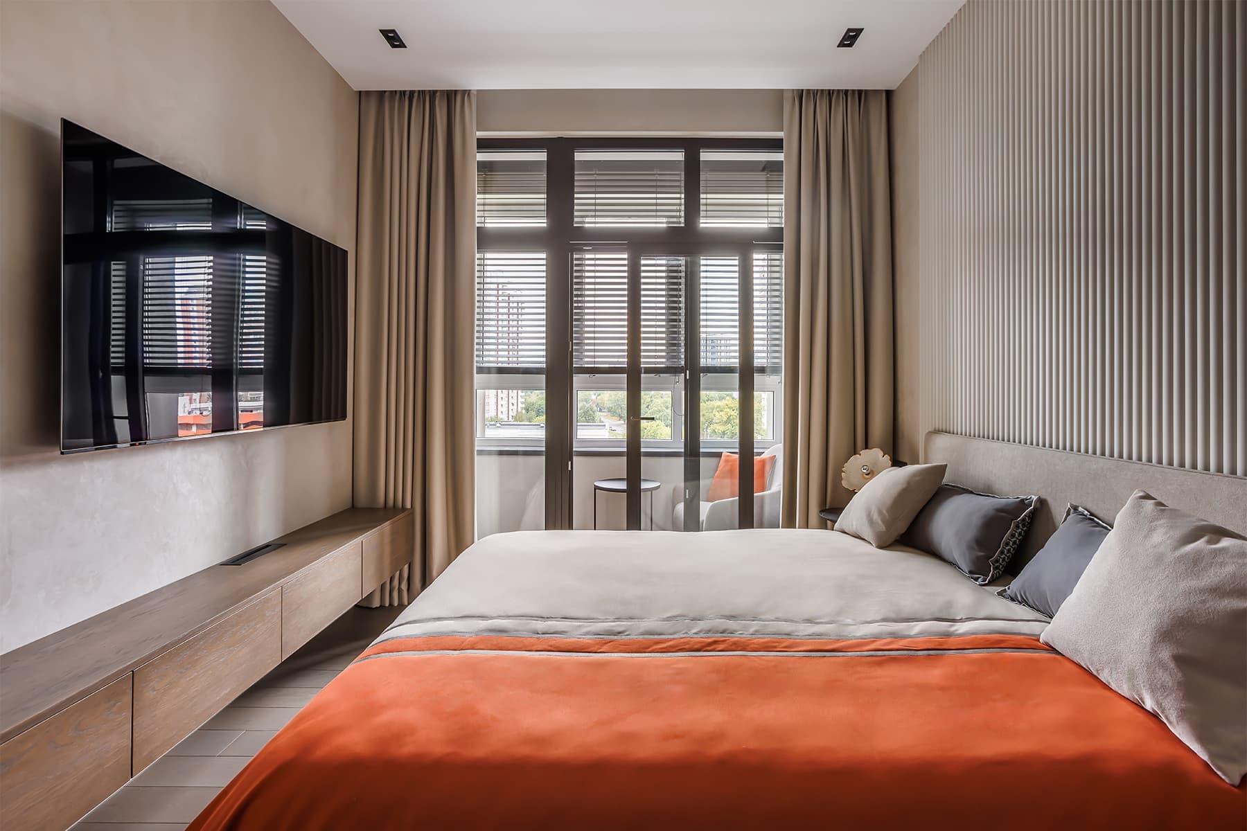 Зеркала, теплые оттенки и брутальные детали в интерьере для супругов с разными вкусами — проект студии «Вира-АртСтрой» и дизайнера Александры Лейнек