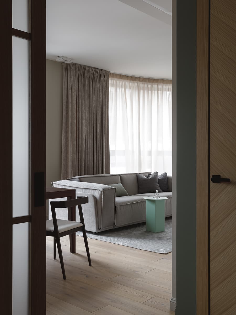 Геометрические объемы и небанальные оттенки дерева в теплом интерьере семейной квартиры — проект Юлии Сидоровой