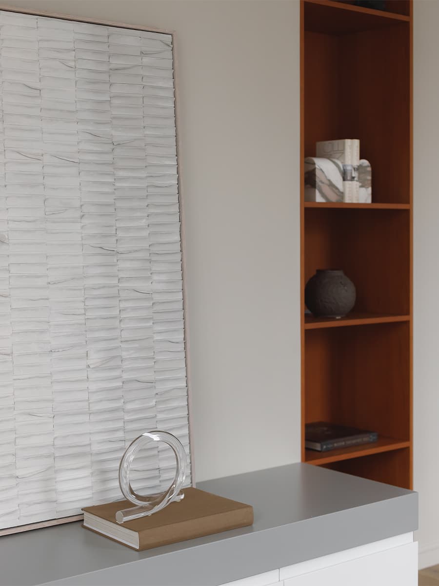 Геометрические объемы и небанальные оттенки дерева в теплом интерьере семейной квартиры — проект Юлии Сидоровой