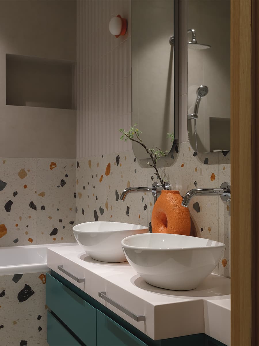 Геометрические объемы и небанальные оттенки дерева в теплом интерьере семейной квартиры — проект Юлии Сидоровой