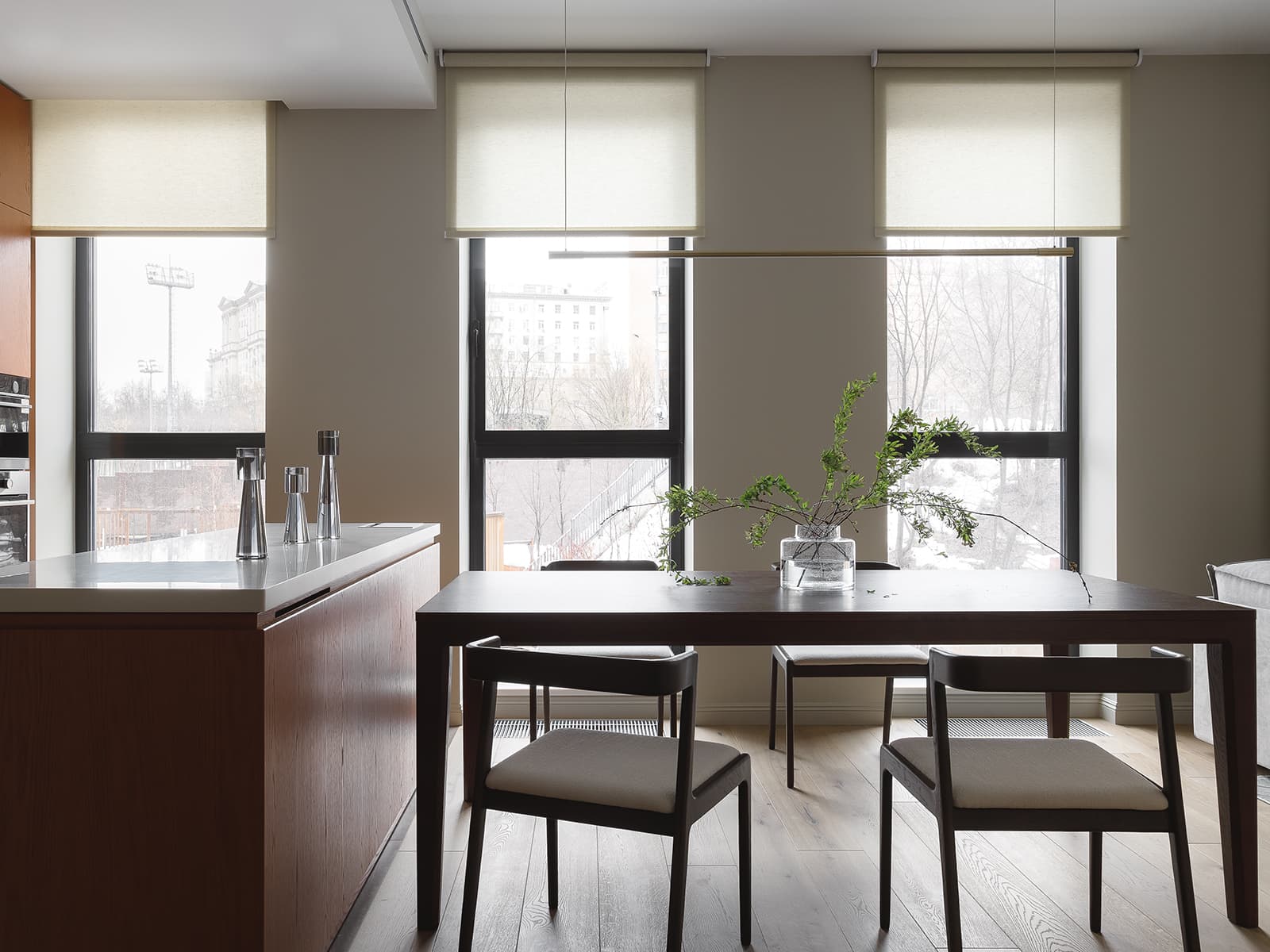 Геометрические объемы и небанальные оттенки дерева в теплом интерьере семейной квартиры — проект Юлии Сидоровой