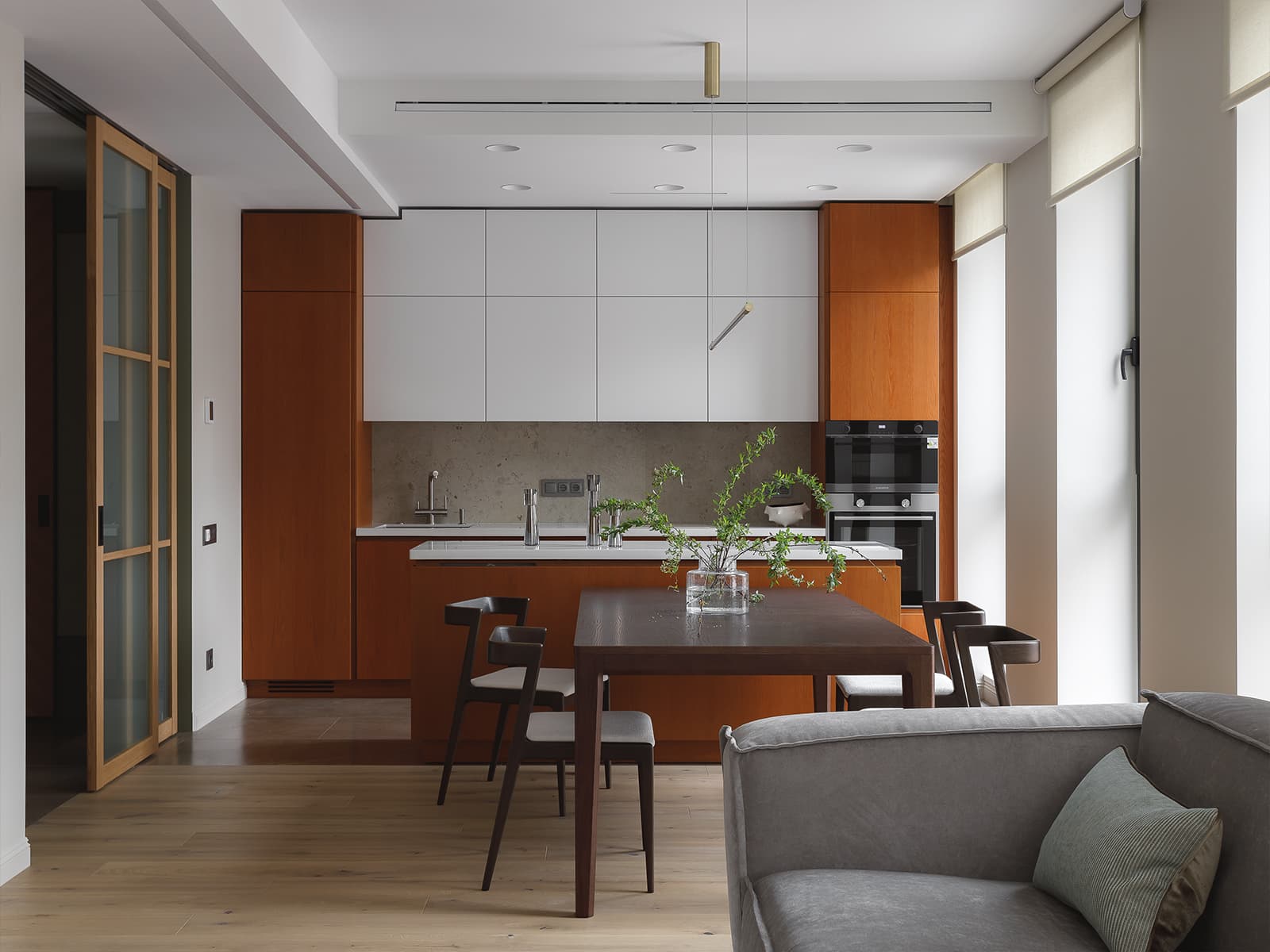 Геометрические объемы и небанальные оттенки дерева в теплом интерьере семейной квартиры — проект Юлии Сидоровой