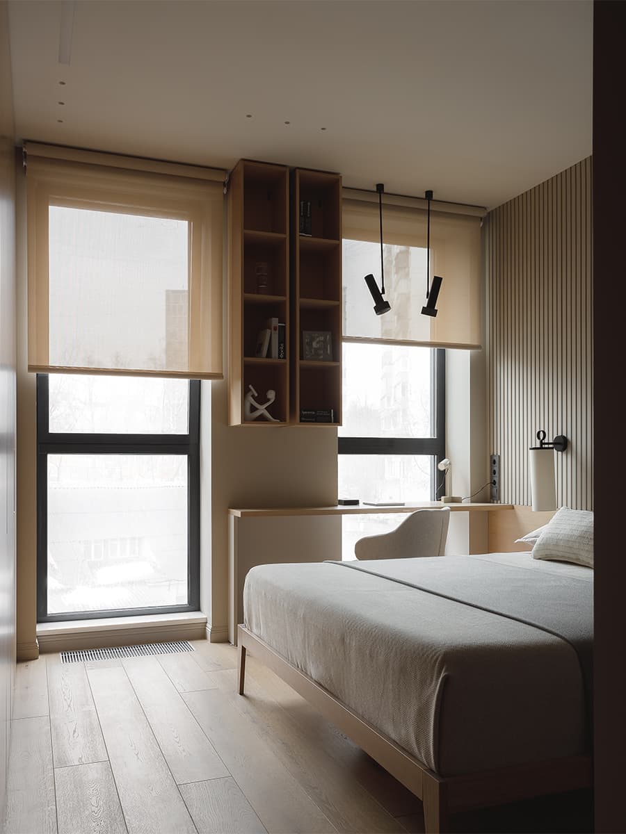 Геометрические объемы и небанальные оттенки дерева в теплом интерьере семейной квартиры — проект Юлии Сидоровой