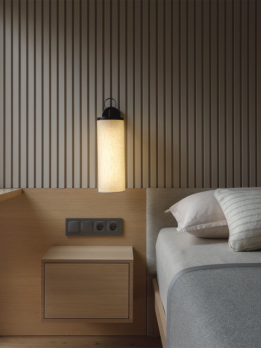 Геометрические объемы и небанальные оттенки дерева в теплом интерьере семейной квартиры — проект Юлии Сидоровой