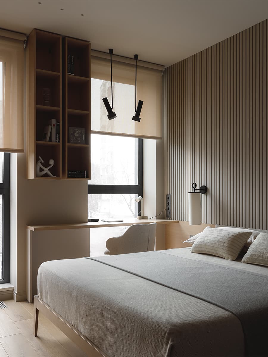 Геометрические объемы и небанальные оттенки дерева в теплом интерьере семейной квартиры — проект Юлии Сидоровой