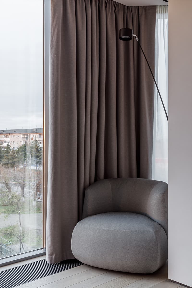 Строгие перегородки и шпонированные панели в интерьере квартиры для молодого человека — проект Ольги Омельченко