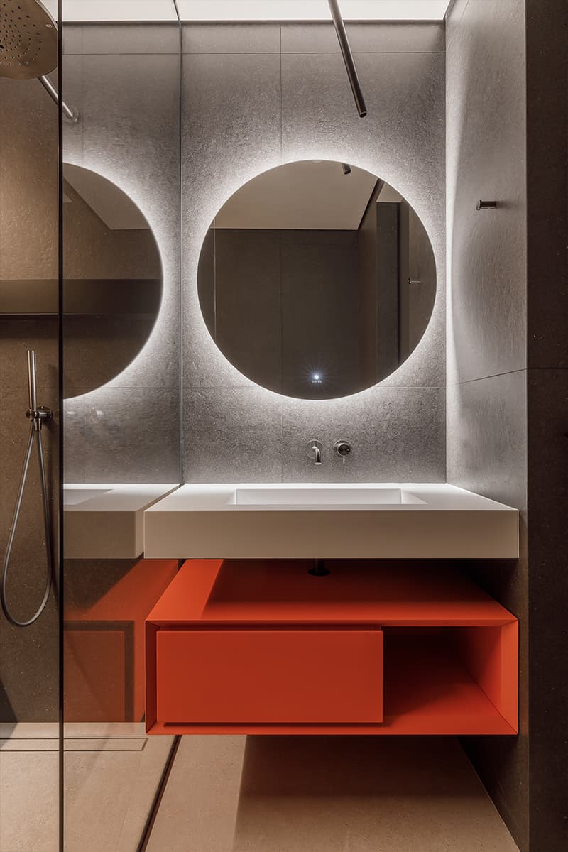 Строгие перегородки и шпонированные панели в интерьере квартиры для молодого человека — проект Ольги Омельченко