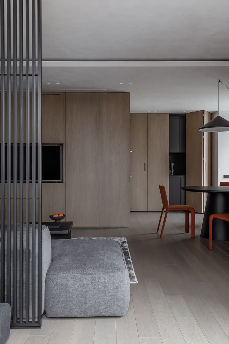Строгие перегородки и шпонированные панели в интерьере квартиры для молодого человека — проект Ольги Омельченко