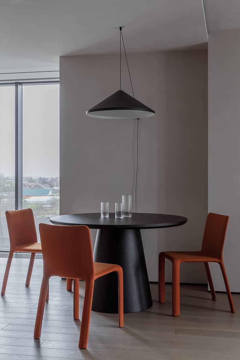 Строгие перегородки и шпонированные панели в интерьере квартиры для молодого человека — проект Ольги Омельченко