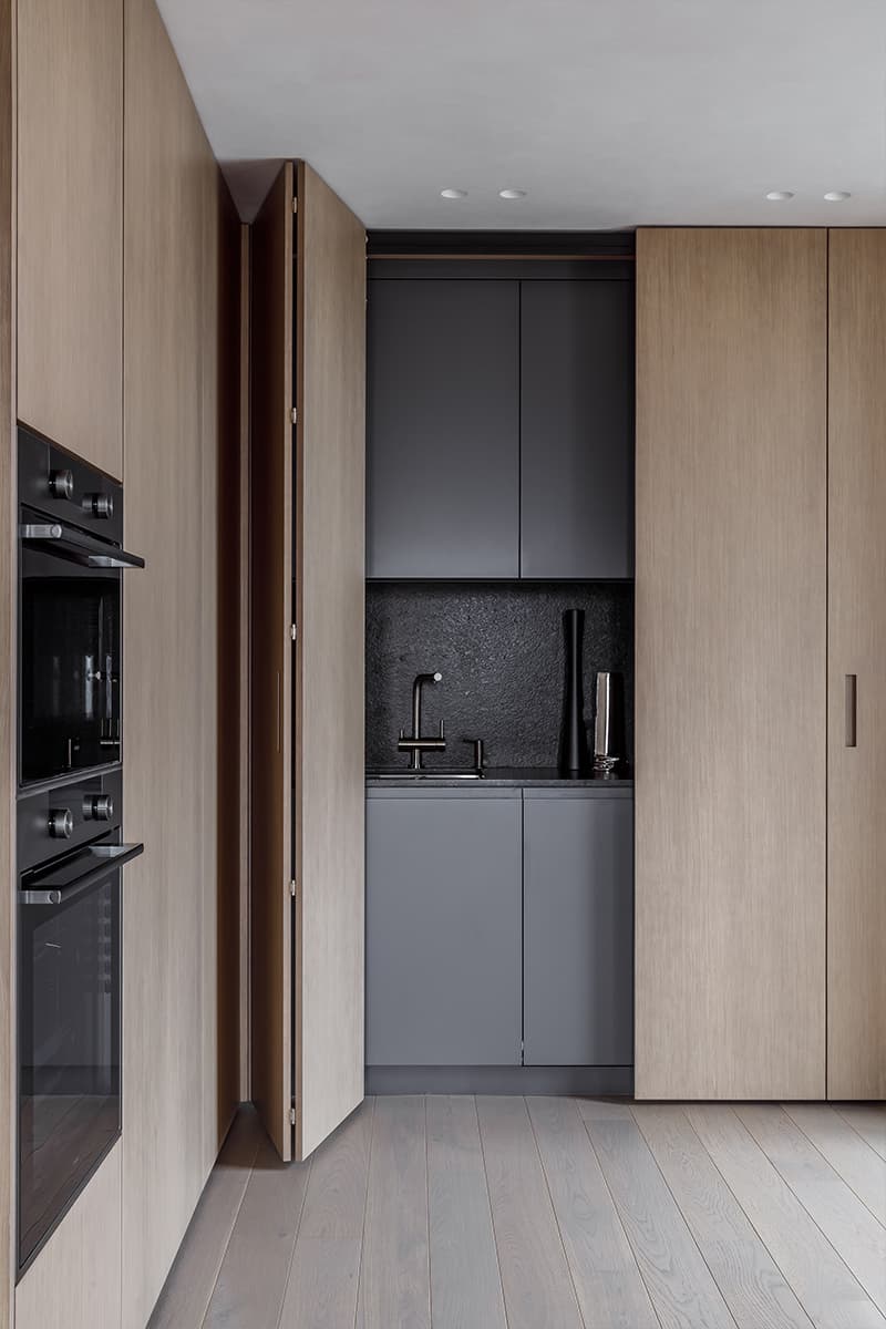 Строгие перегородки и шпонированные панели в интерьере квартиры для молодого человека — проект Ольги Омельченко