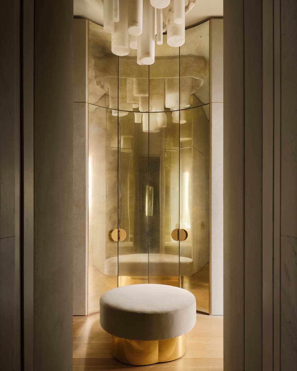 Фактурные гипсовые панели и нарядные панно в гламурном интерьере нью-йоркской квартиры — проект Тимоти Годболда