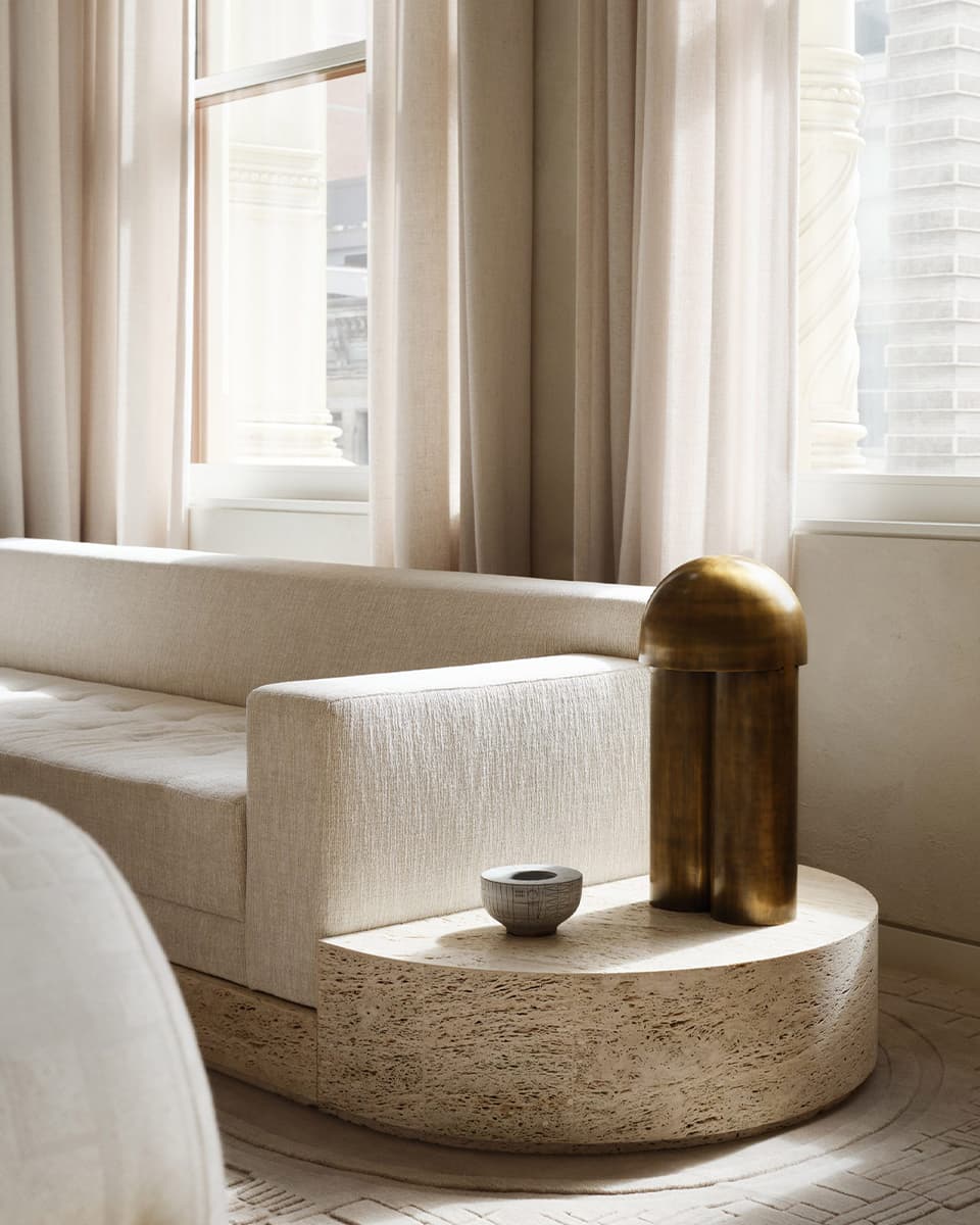 Фактурные гипсовые панели и нарядные панно в гламурном интерьере нью-йоркской квартиры — проект Тимоти Годболда