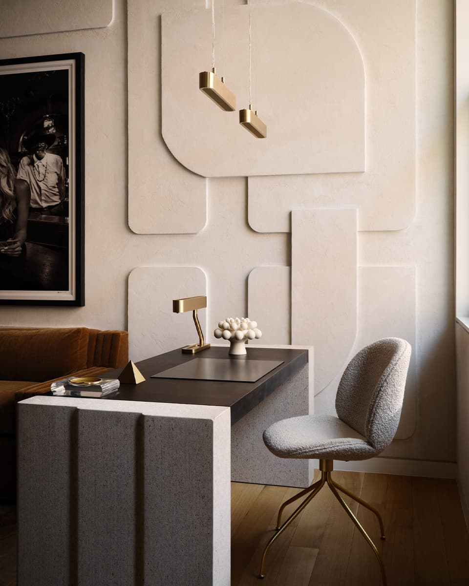 Фактурные гипсовые панели и нарядные панно в гламурном интерьере нью-йоркской квартиры — проект Тимоти Годболда