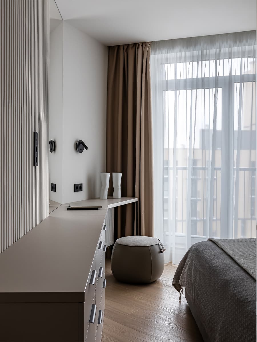 Графичные детали и контрастные сочетания в интерьере квартиры для молодого IT-специалиста — проект Ольги Купчинской