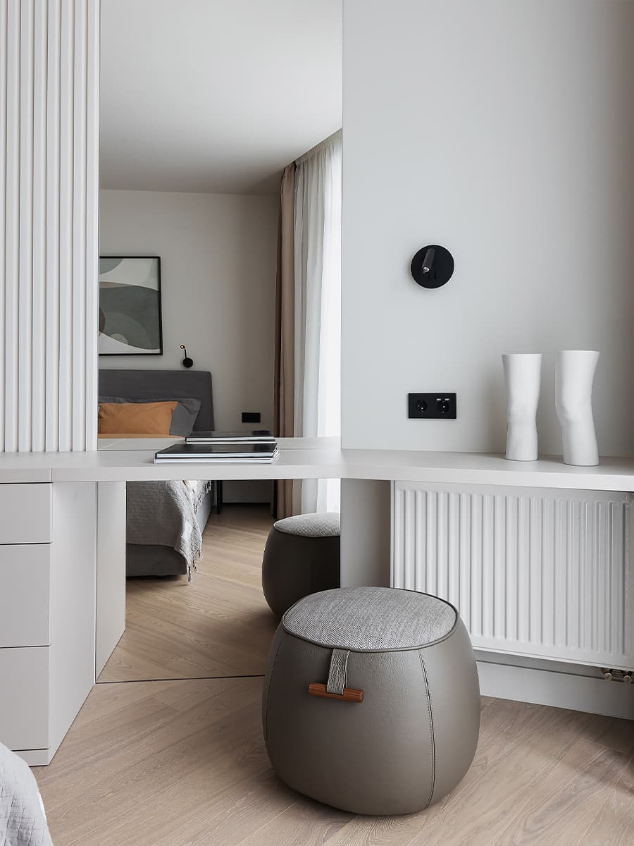 Графичные детали и контрастные сочетания в интерьере квартиры для молодого IT-специалиста — проект Ольги Купчинской