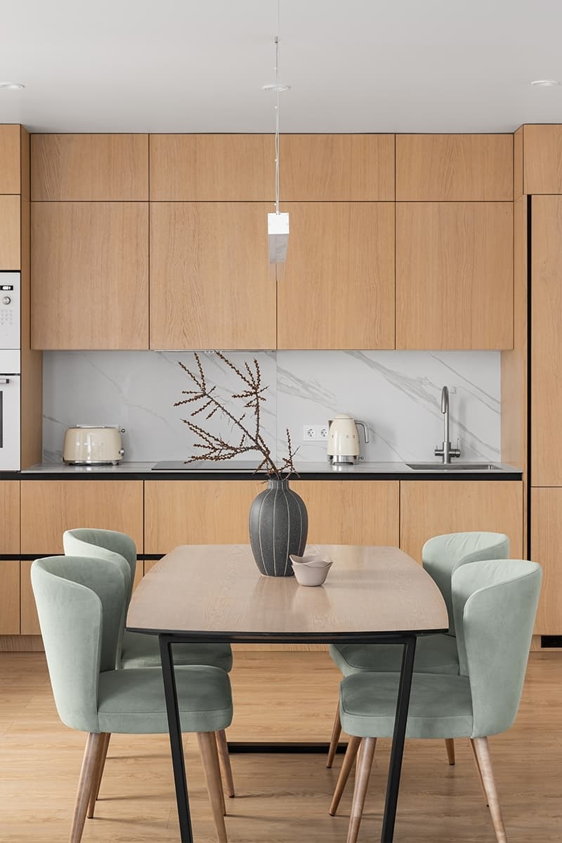 Артефакты из путешествий и природные мотивы в интерьере уютной квартиры для дизайнера — проект Евгении Гарбенко