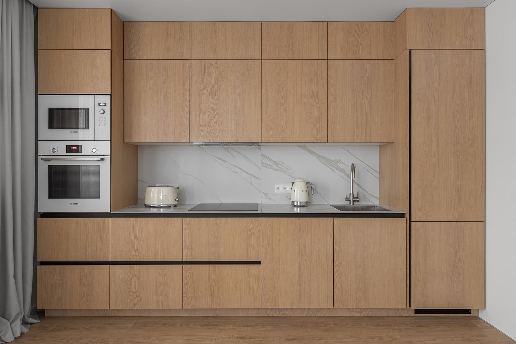 Артефакты из путешествий и природные мотивы в интерьере уютной квартиры для дизайнера — проект Евгении Гарбенко