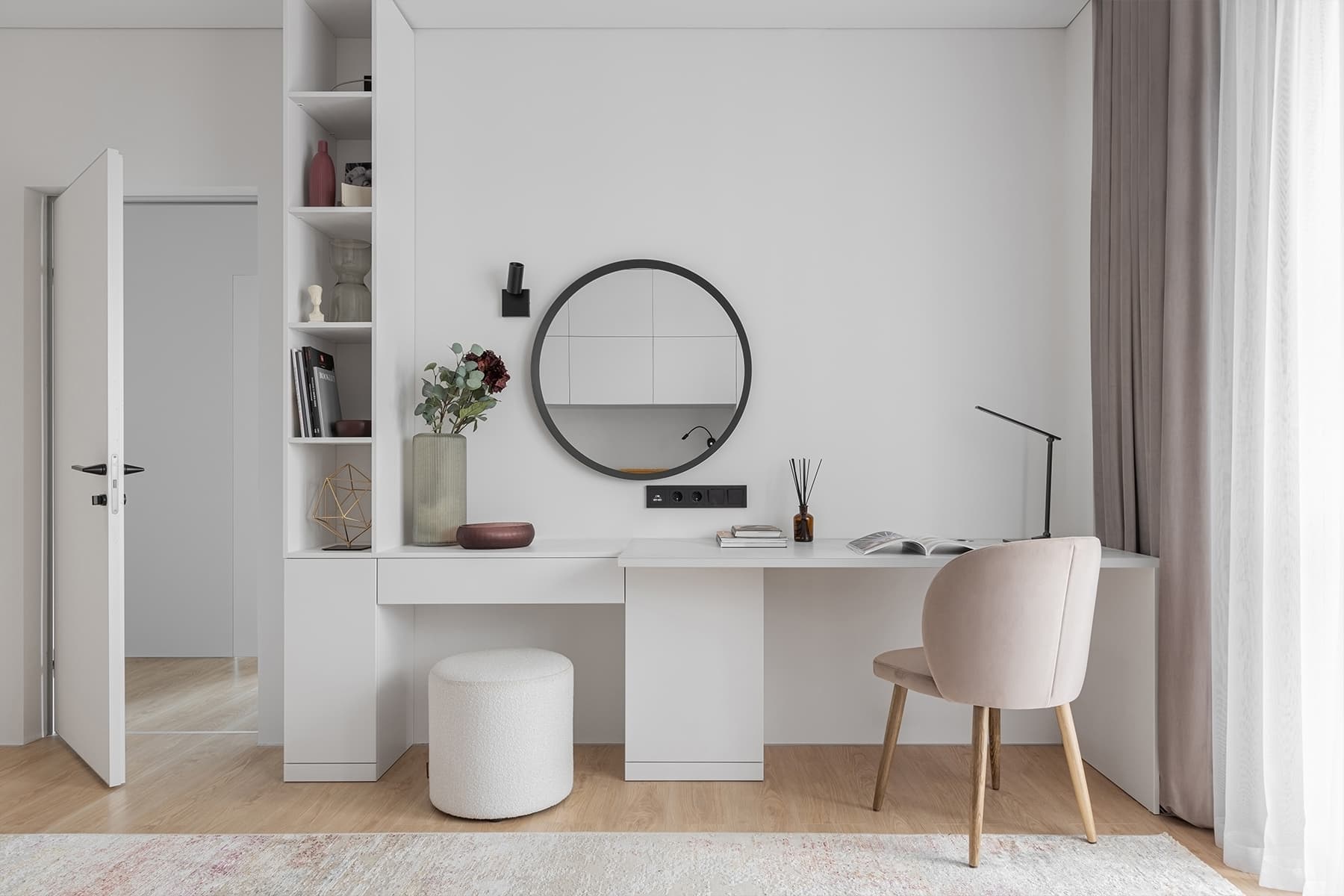 Артефакты из путешествий и природные мотивы в интерьере уютной квартиры для дизайнера — проект Евгении Гарбенко