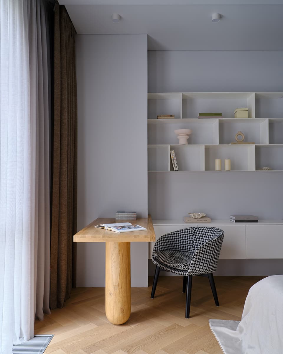 Обволакивающие темные поверхности в уютном интерьере семейной квартиры с тремя спальнями — проект LATIF BUREAU