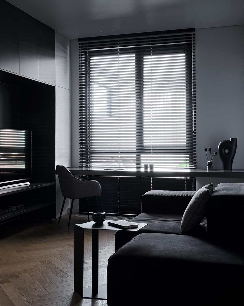 Обволакивающие темные поверхности в уютном интерьере семейной квартиры с тремя спальнями — проект LATIF BUREAU