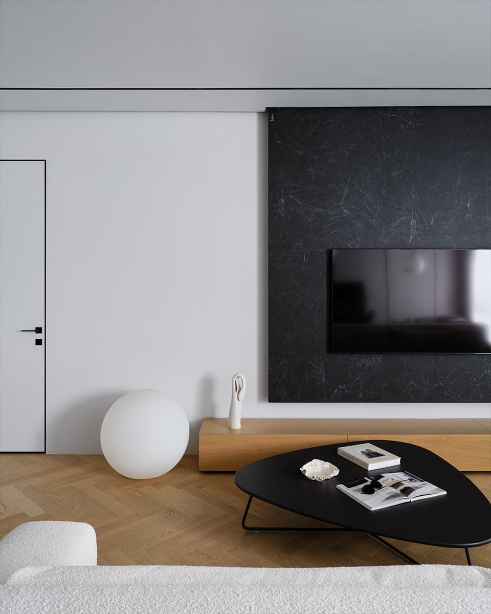 Обволакивающие темные поверхности в уютном интерьере семейной квартиры с тремя спальнями — проект LATIF BUREAU