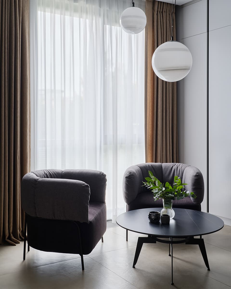 Обволакивающие темные поверхности в уютном интерьере семейной квартиры с тремя спальнями — проект LATIF BUREAU