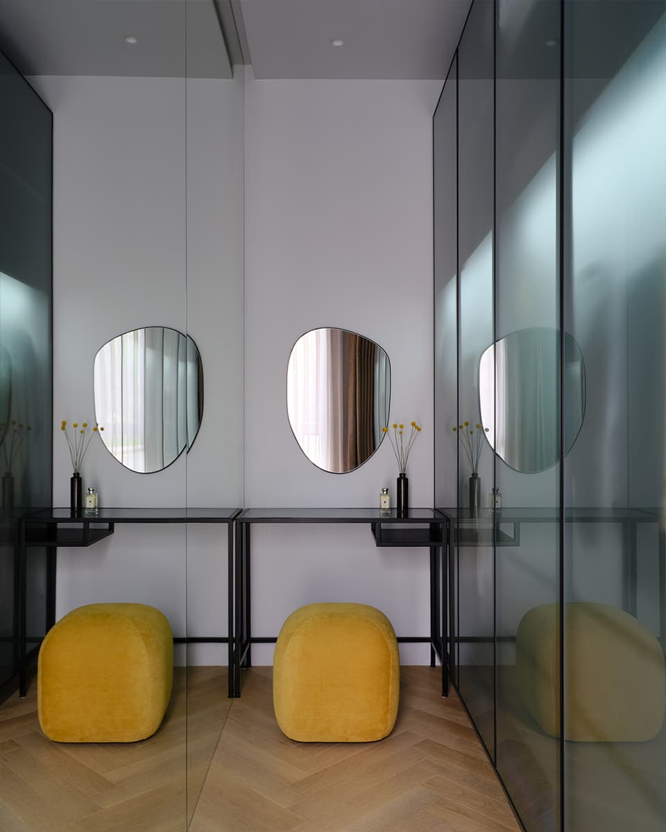 Обволакивающие темные поверхности в уютном интерьере семейной квартиры с тремя спальнями — проект LATIF BUREAU