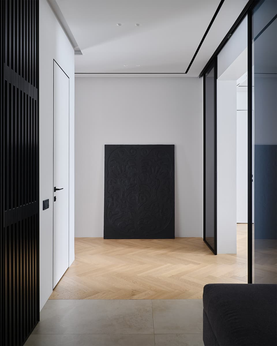 Обволакивающие темные поверхности в уютном интерьере семейной квартиры с тремя спальнями — проект LATIF BUREAU