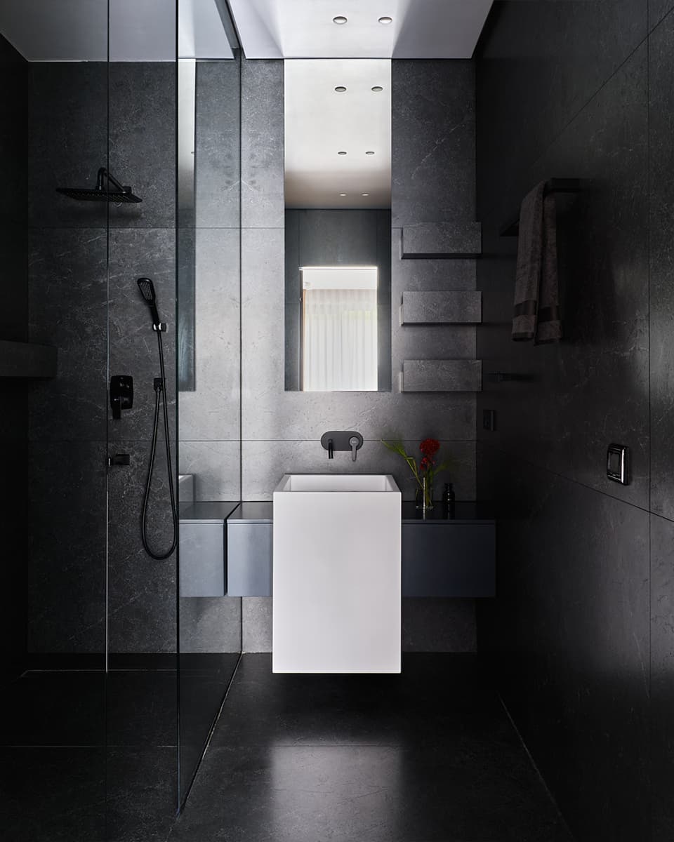 Обволакивающие темные поверхности в уютном интерьере семейной квартиры с тремя спальнями — проект LATIF BUREAU