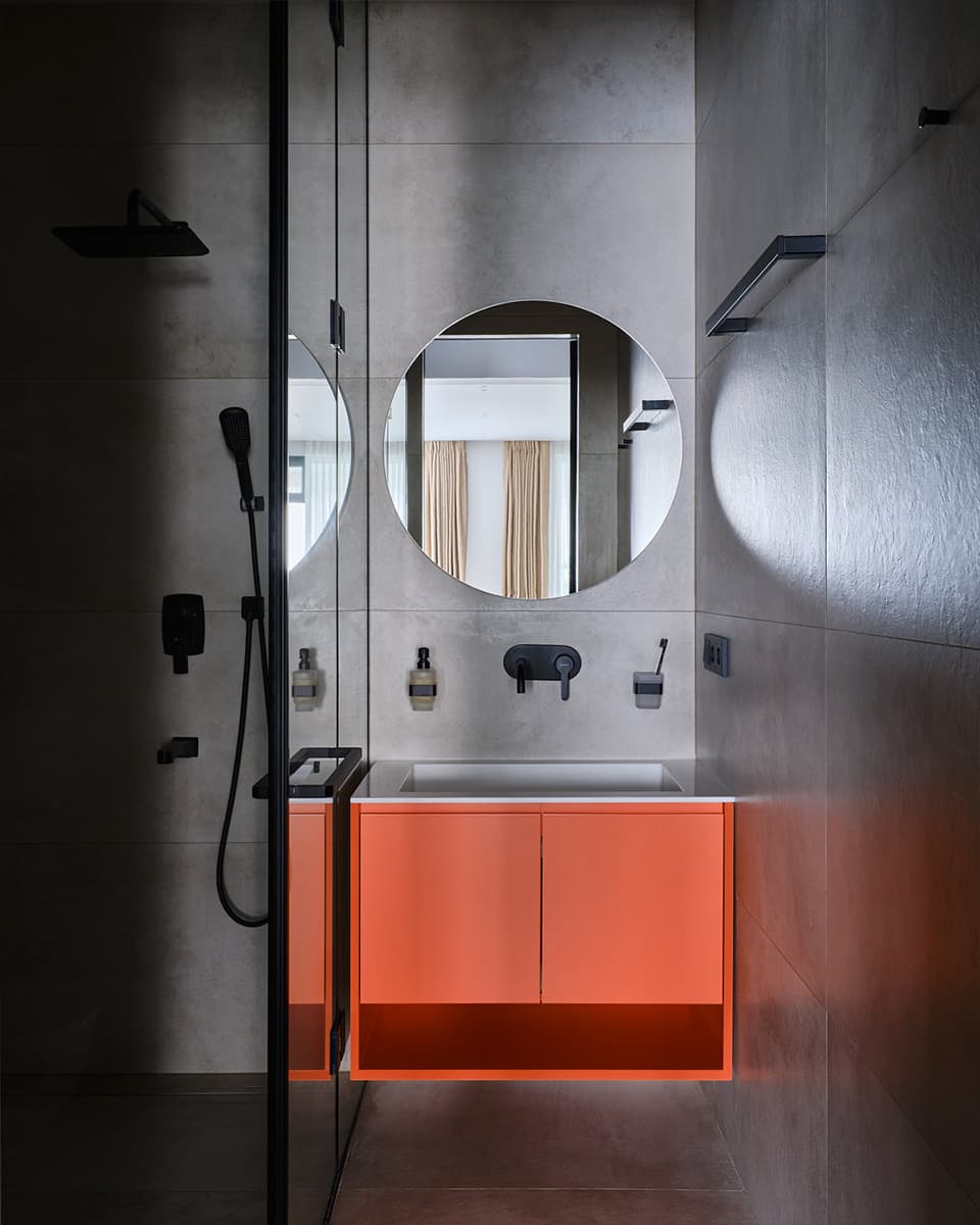 Обволакивающие темные поверхности в уютном интерьере семейной квартиры с тремя спальнями — проект LATIF BUREAU