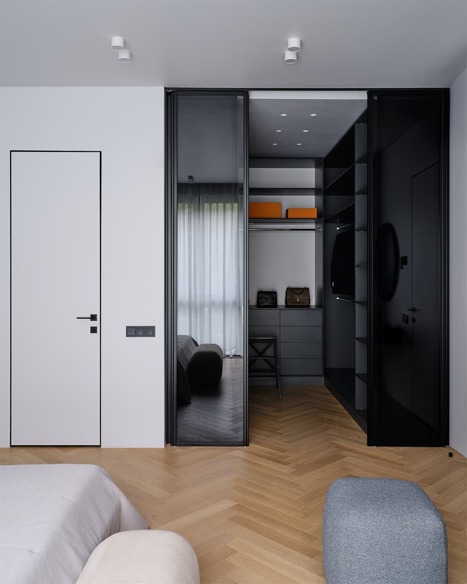 Обволакивающие темные поверхности в уютном интерьере семейной квартиры с тремя спальнями — проект LATIF BUREAU