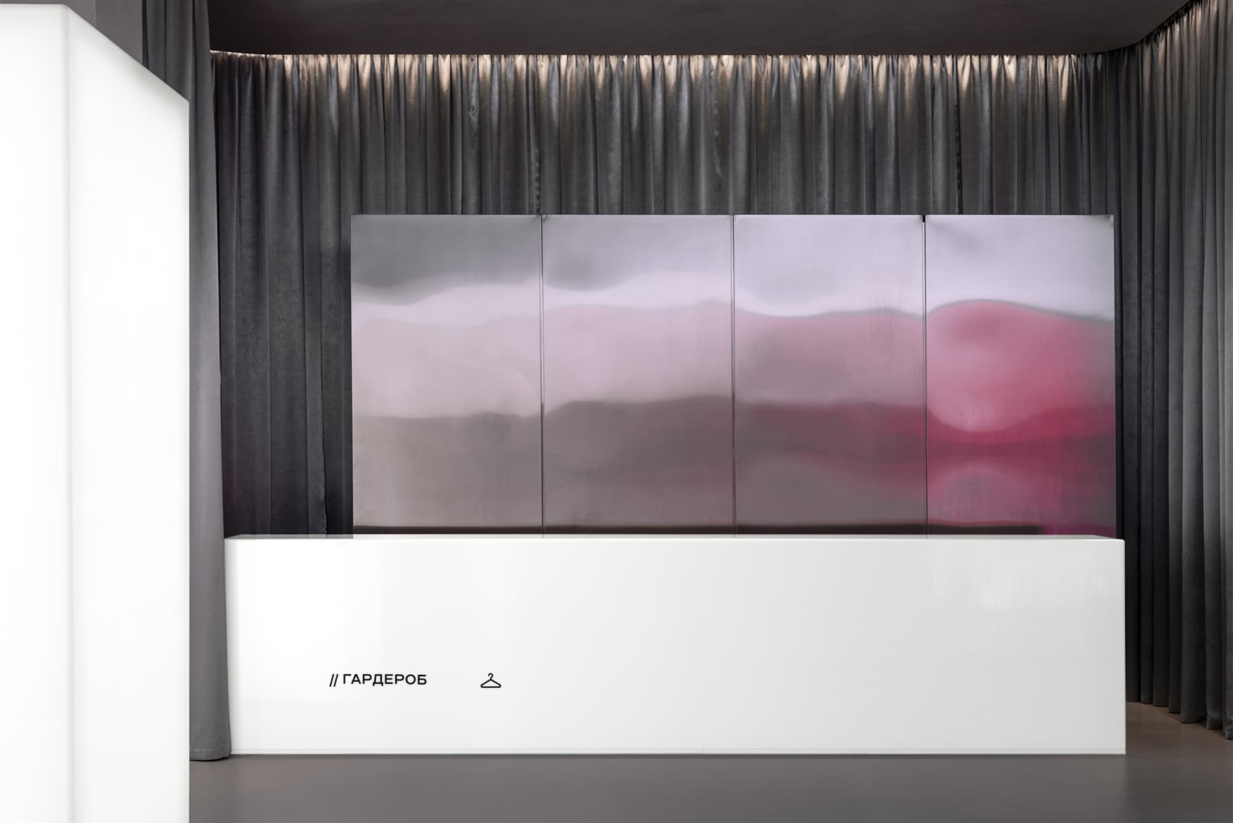 Отсылки к кинопленке, световые кубы, динамичное пространство и историческая локация кинотеатра в Санкт-Петербурге — проект DA Bureau