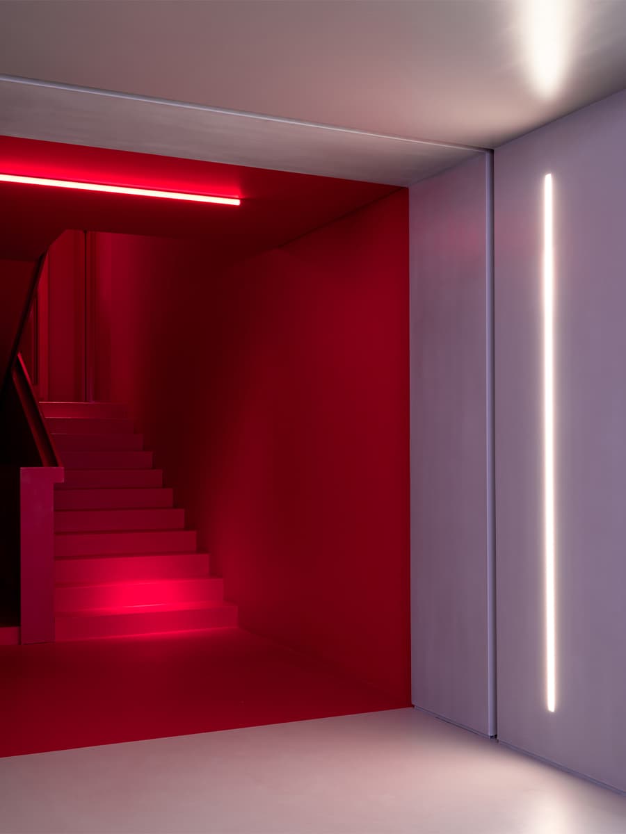 Отсылки к кинопленке, световые кубы, динамичное пространство и историческая локация кинотеатра в Санкт-Петербурге — проект DA Bureau