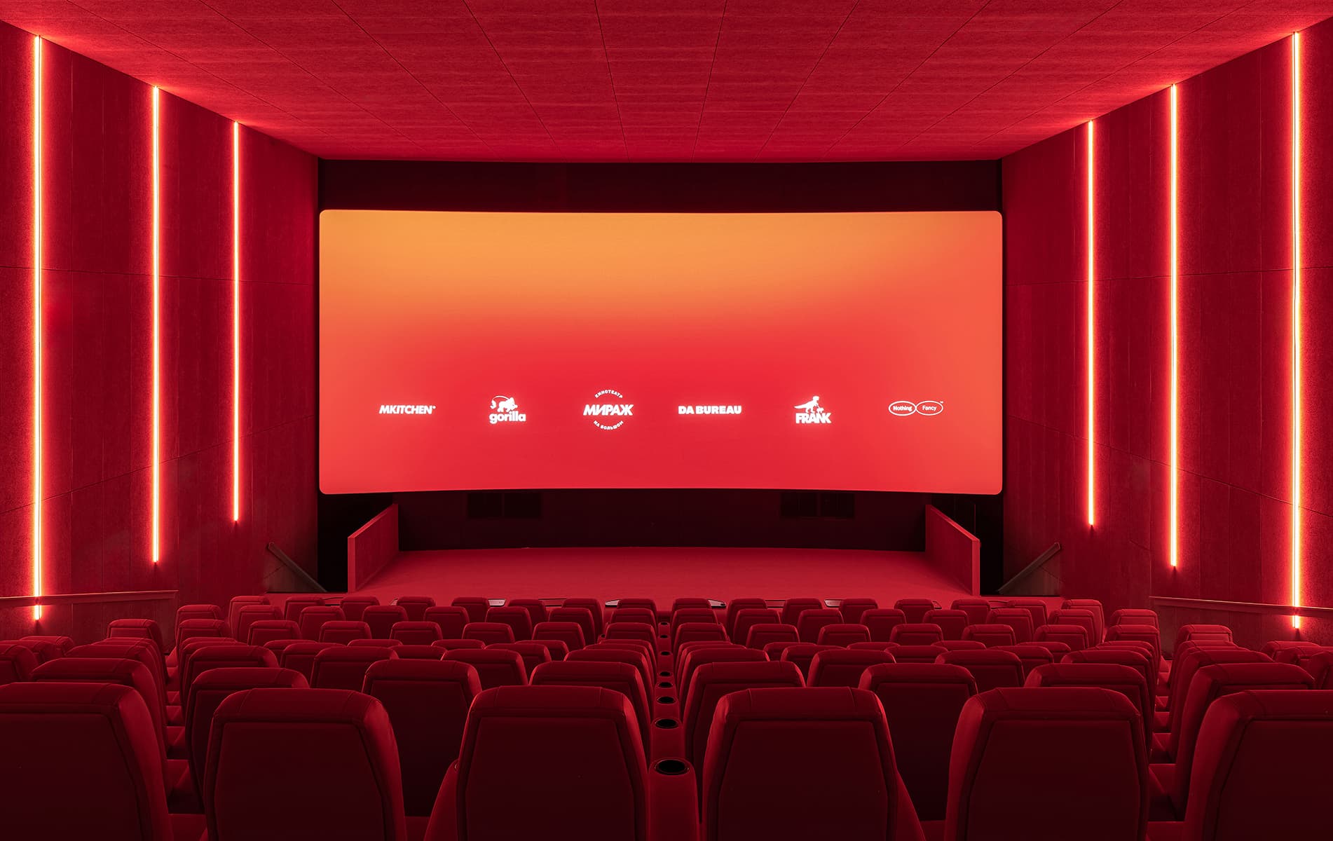 Отсылки к кинопленке, световые кубы, динамичное пространство и историческая локация кинотеатра в Санкт-Петербурге — проект DA Bureau