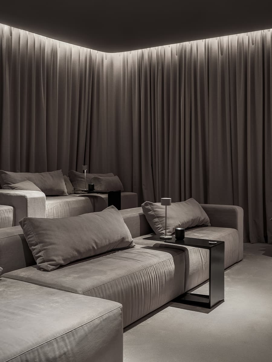 Отсылки к кинопленке, световые кубы, динамичное пространство и историческая локация кинотеатра в Санкт-Петербурге — проект DA Bureau