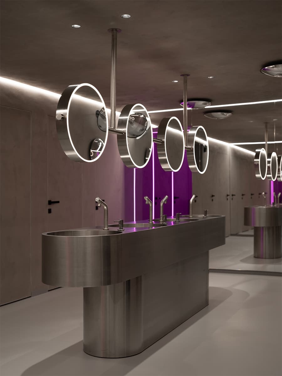 Отсылки к кинопленке, световые кубы, динамичное пространство и историческая локация кинотеатра в Санкт-Петербурге — проект DA Bureau