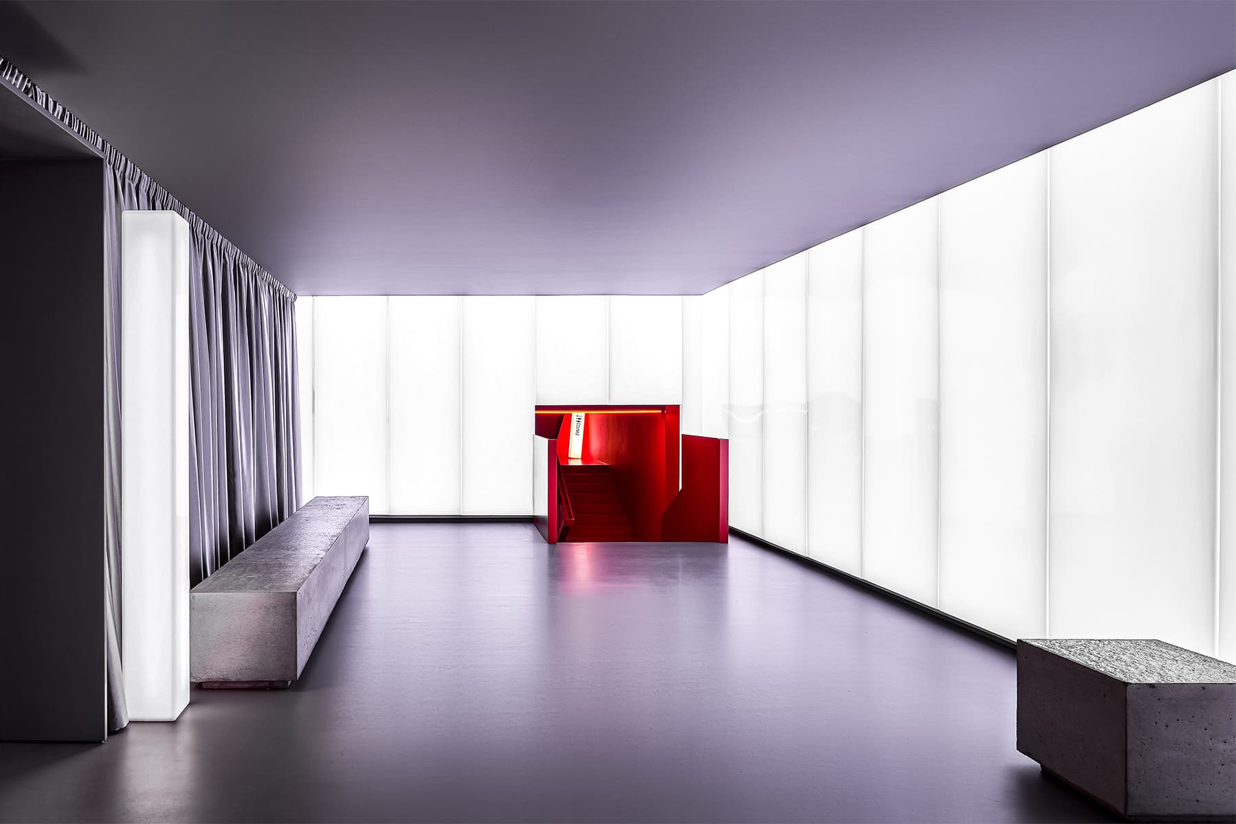 Отсылки к кинопленке, световые кубы, динамичное пространство и историческая локация кинотеатра в Санкт-Петербурге — проект DA Bureau