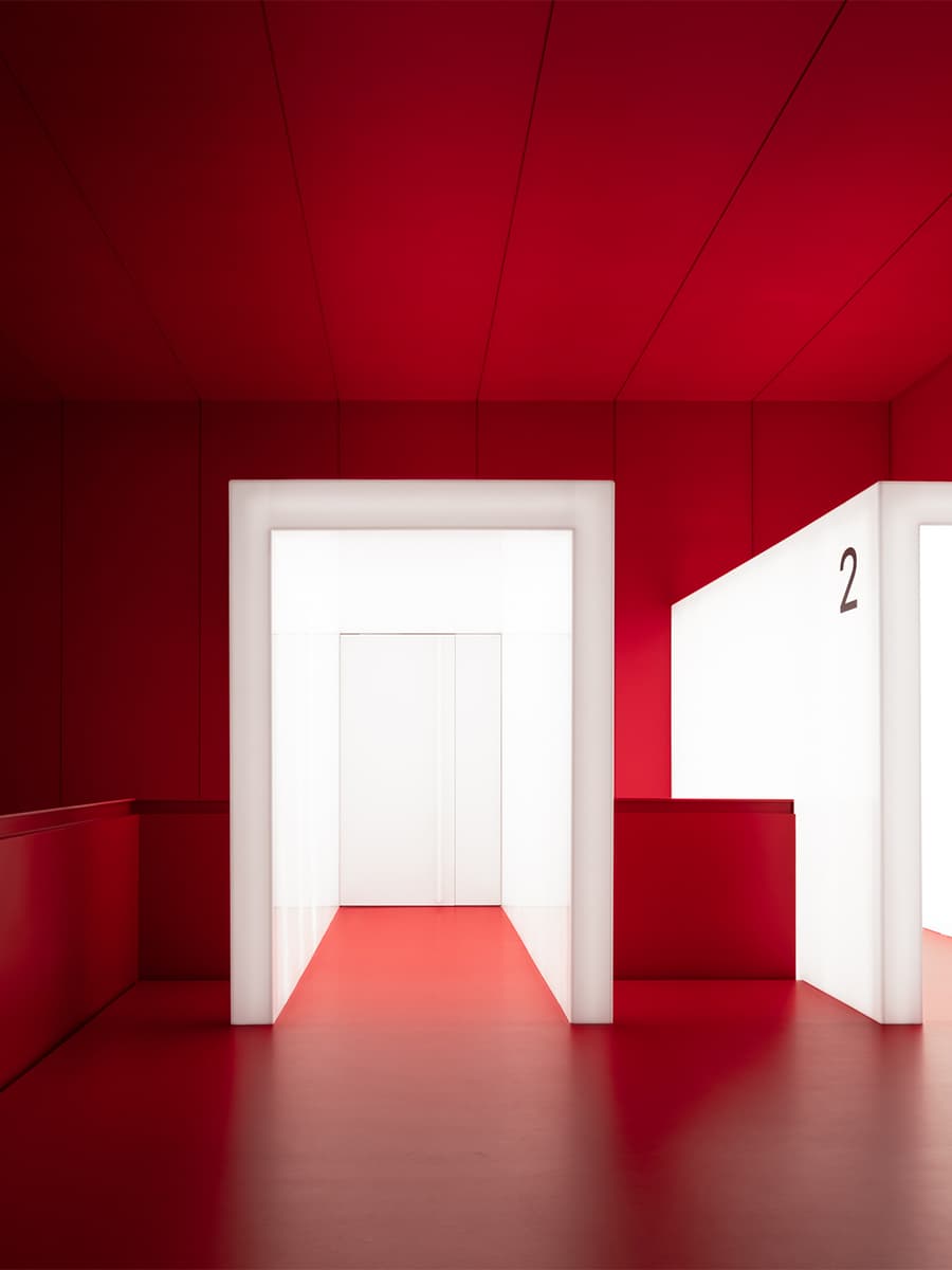 Отсылки к кинопленке, световые кубы, динамичное пространство и историческая локация кинотеатра в Санкт-Петербурге — проект DA Bureau