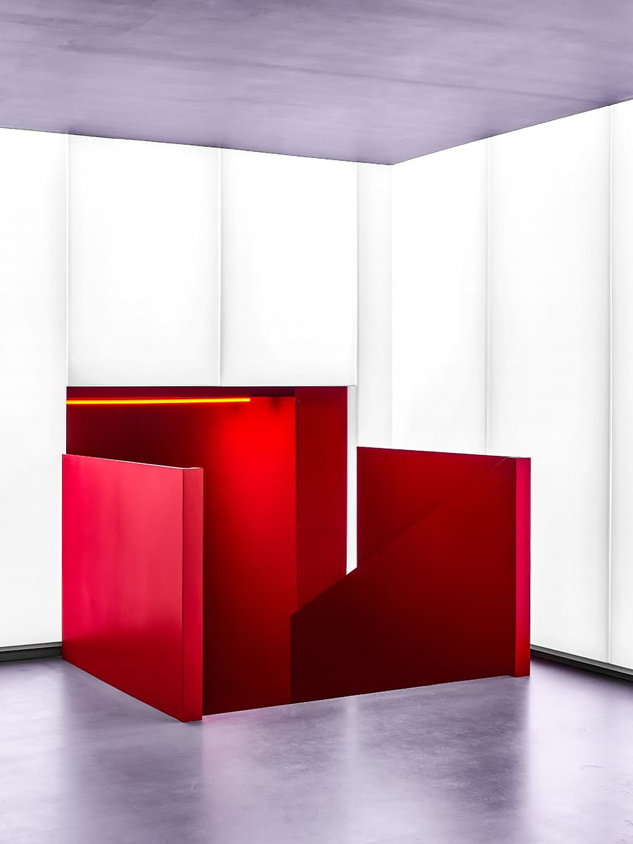 Отсылки к кинопленке, световые кубы, динамичное пространство и историческая локация кинотеатра в Санкт-Петербурге — проект DA Bureau