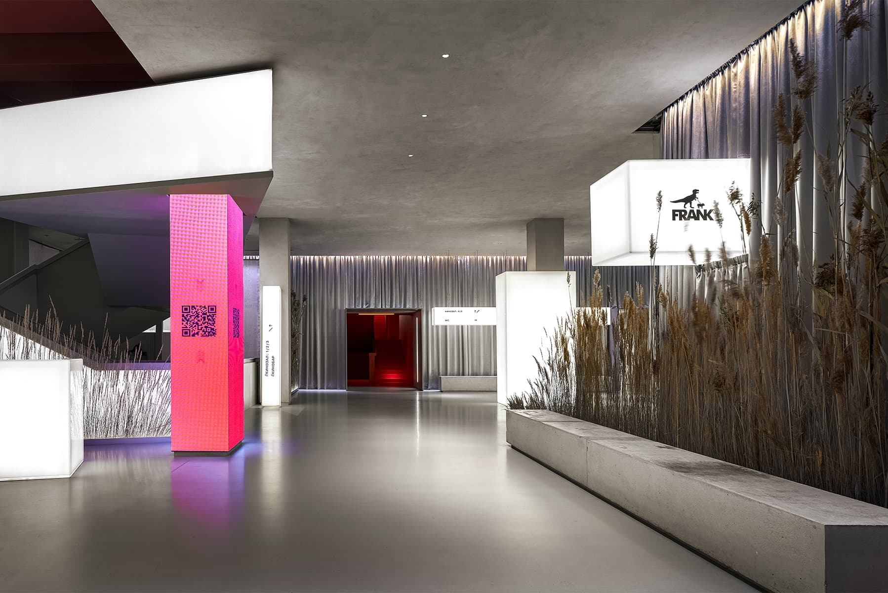 Отсылки к кинопленке, световые кубы, динамичное пространство и историческая локация кинотеатра в Санкт-Петербурге — проект DA Bureau