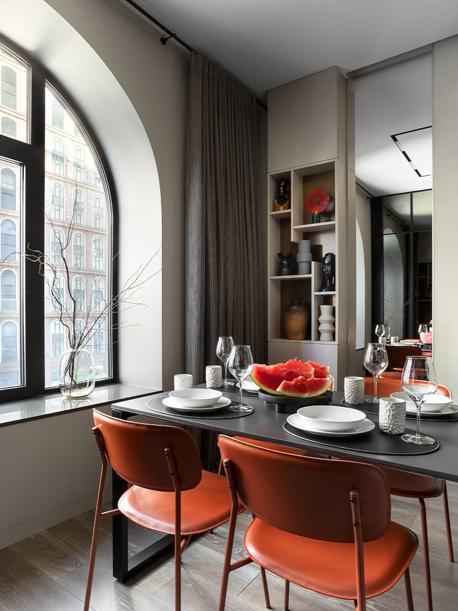 Сочные оттенки и эффектные арочные окна в интерьере московской квартиры — проект Brimmer Family Interiors