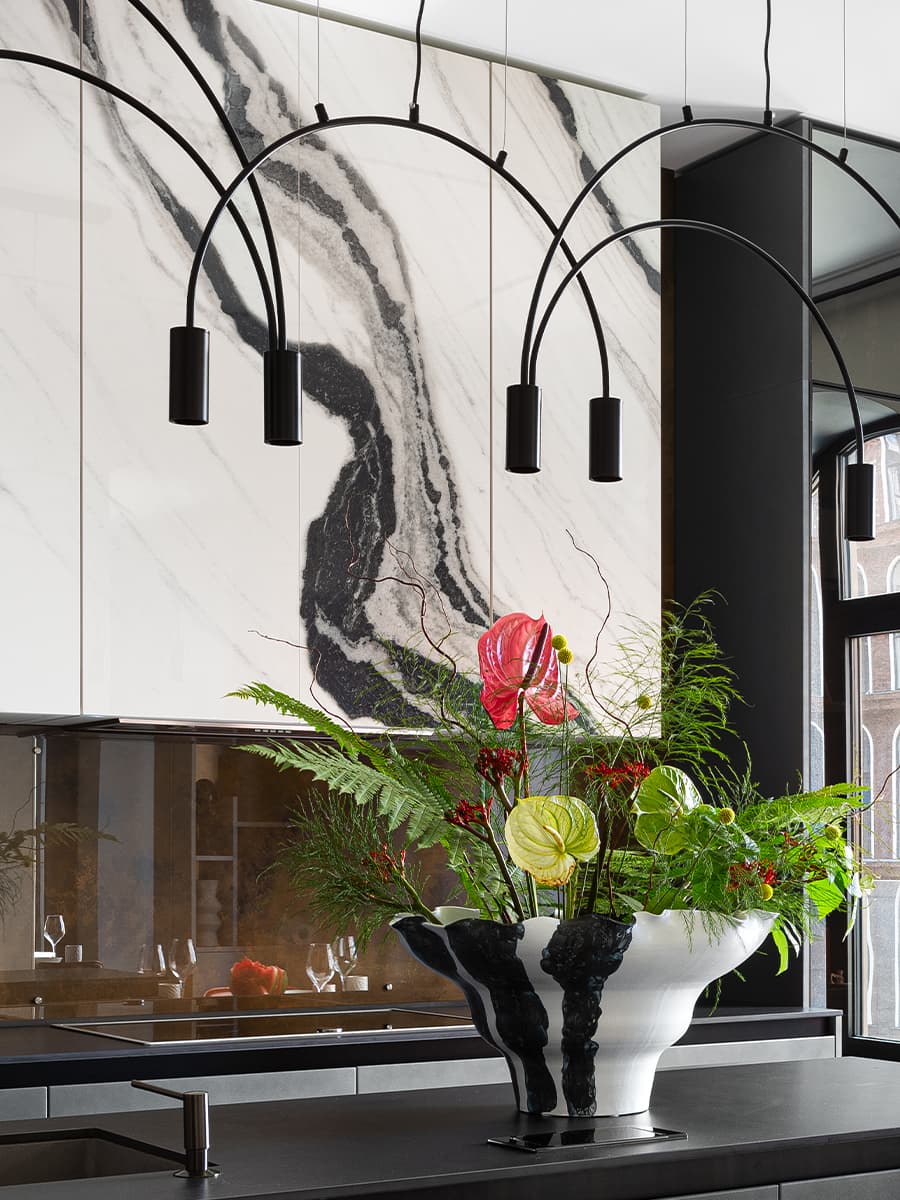 Сочные оттенки и эффектные арочные окна в интерьере московской квартиры — проект Brimmer Family Interiors