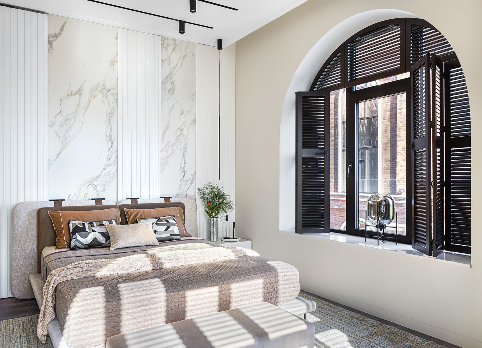 Сочные оттенки и эффектные арочные окна в интерьере московской квартиры — проект Brimmer Family Interiors