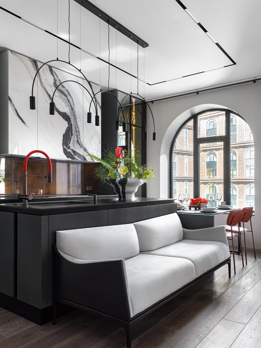 Сочные оттенки и эффектные арочные окна в интерьере московской квартиры — проект Brimmer Family Interiors