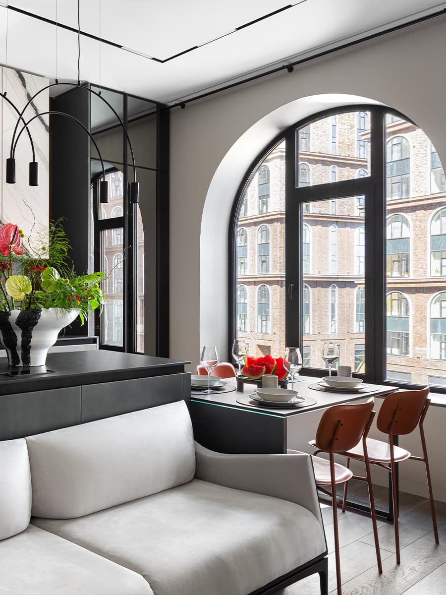 Сочные оттенки и эффектные арочные окна в интерьере московской квартиры — проект Brimmer Family Interiors