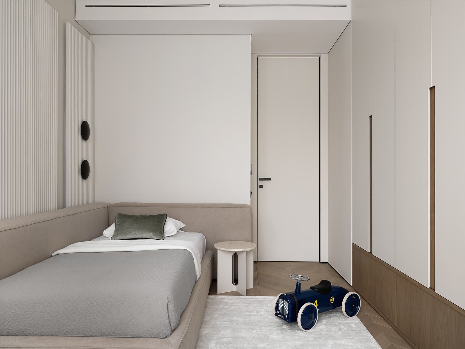 Природные текстуры и авторские гипсовые панно в интерьере квартиры в новостройке – проект студии OSOME