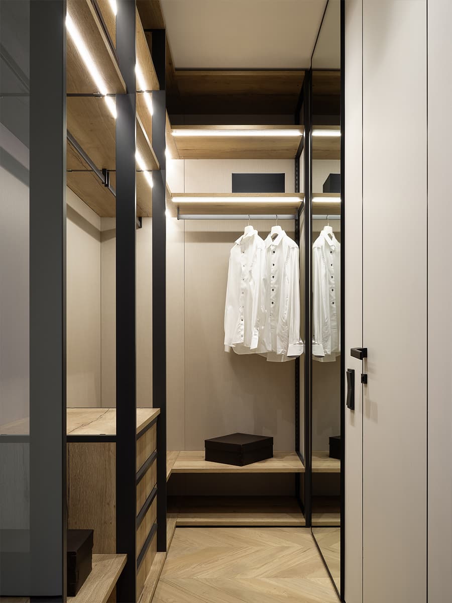 Природные текстуры и авторские гипсовые панно в интерьере квартиры в новостройке – проект студии OSOME