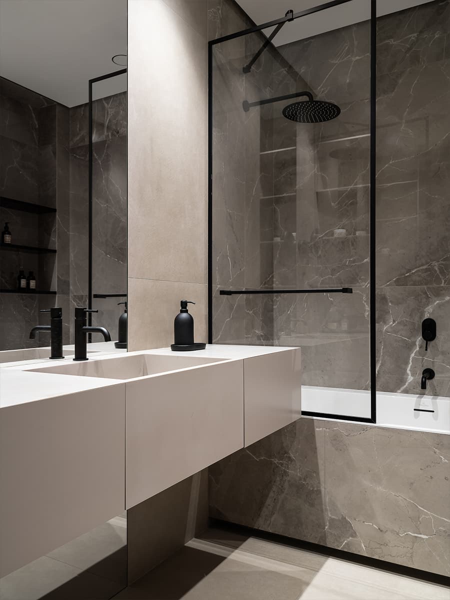 Природные текстуры и авторские гипсовые панно в интерьере квартиры в новостройке – проект студии OSOME